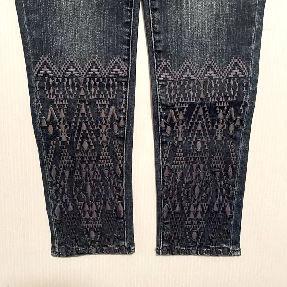 Miss Me Girls skinny ankle blue jean with embroidery detailing. Girls size 8